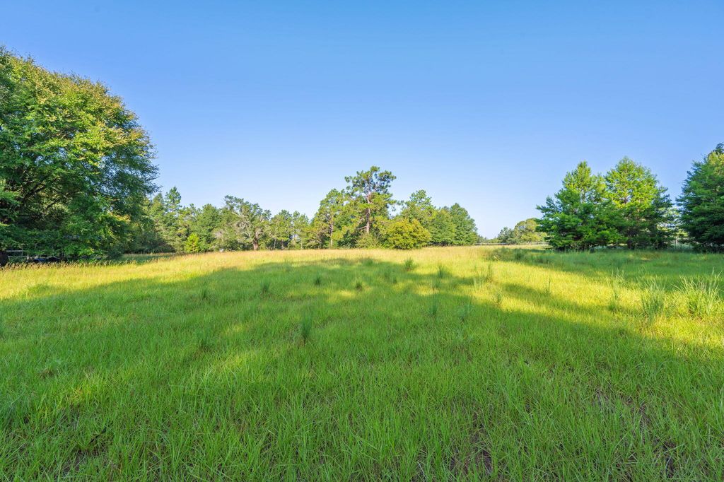 Image 19 of property listing at 512 Hickory Tree Lane, Crestview, FL 32539