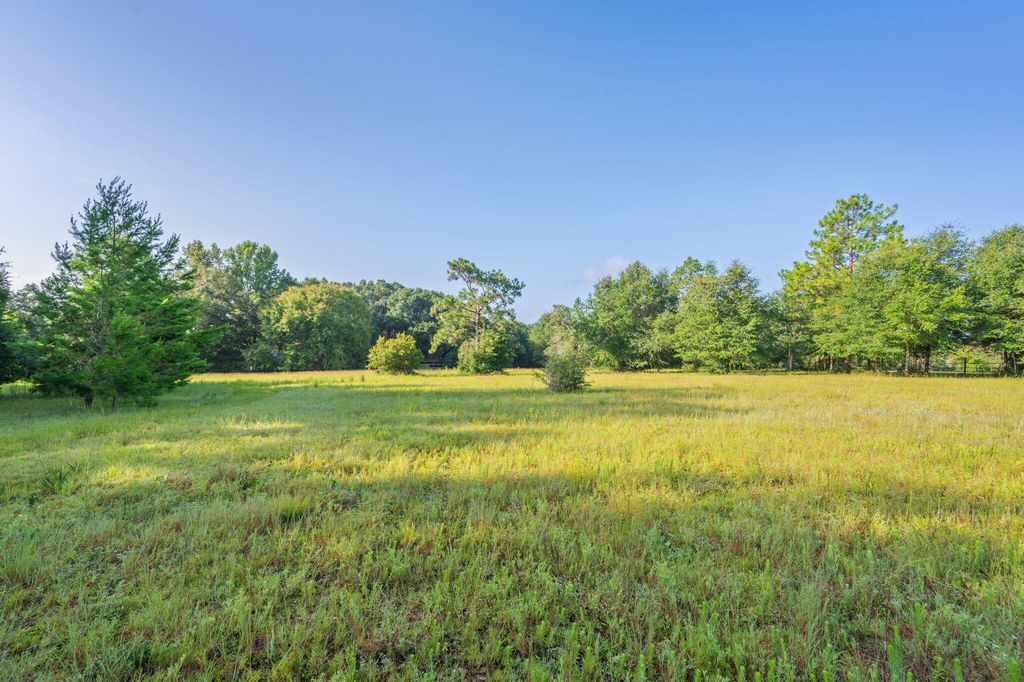 Image 20 of property listing at 512 Hickory Tree Lane, Crestview, FL 32539