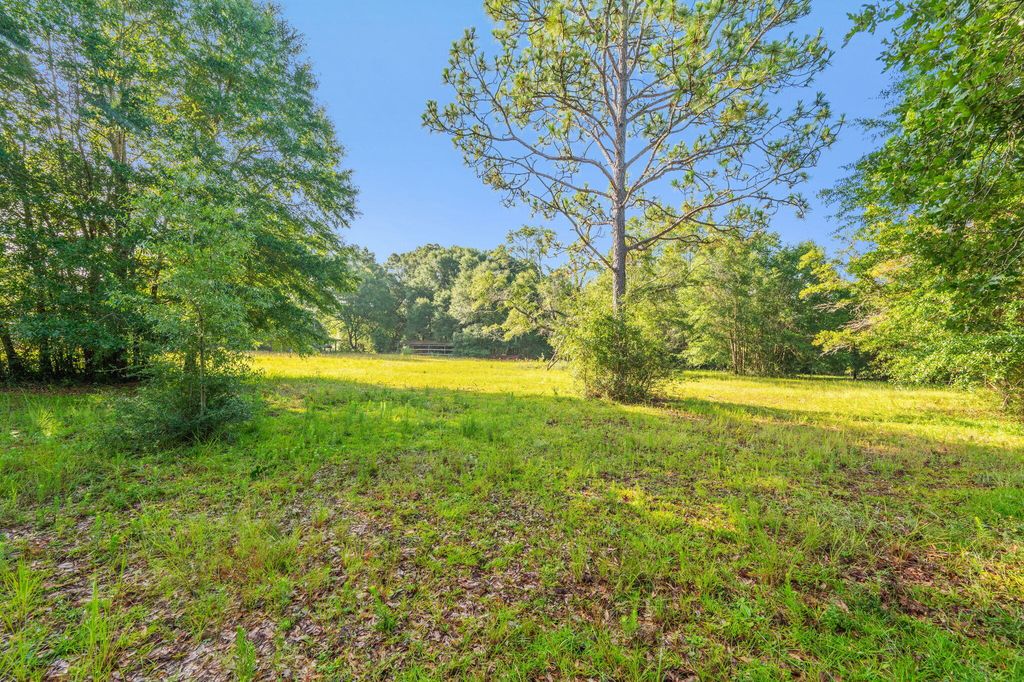 Image 21 of property listing at 512 Hickory Tree Lane, Crestview, FL 32539