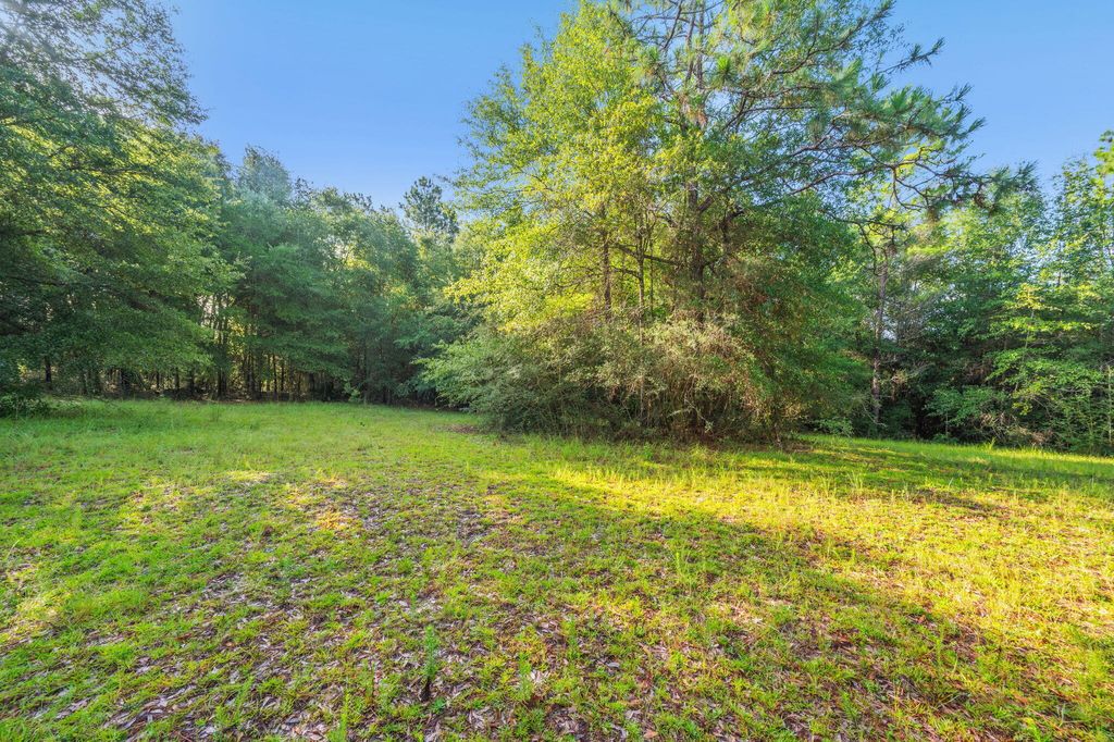 Image 23 of property listing at 512 Hickory Tree Lane, Crestview, FL 32539
