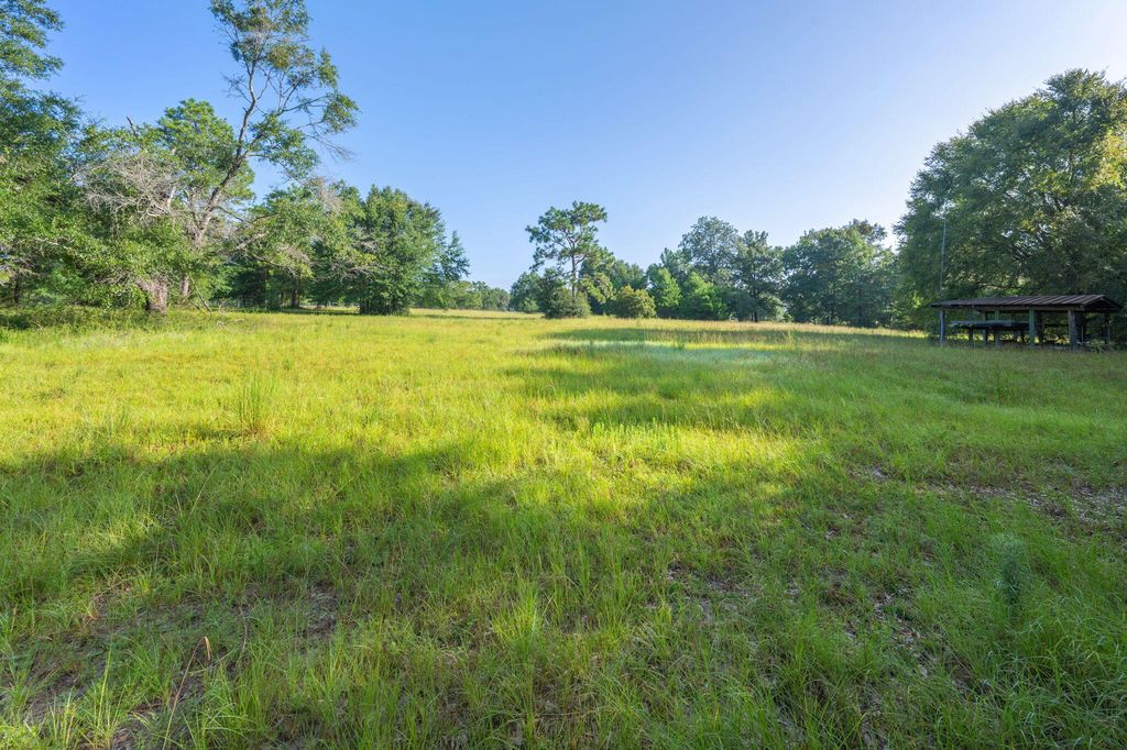 Image 25 of property listing at 512 Hickory Tree Lane, Crestview, FL 32539