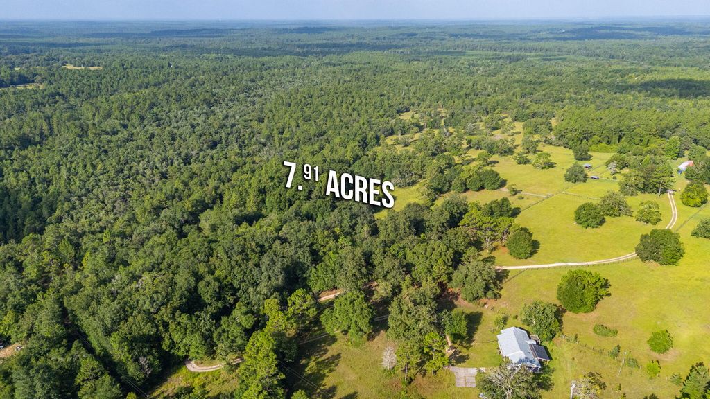 Image 4 of property listing at 512 Hickory Tree Lane, Crestview, FL 32539