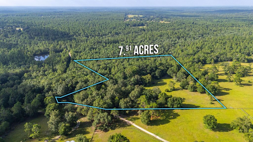 Image 5 of property listing at 512 Hickory Tree Lane, Crestview, FL 32539