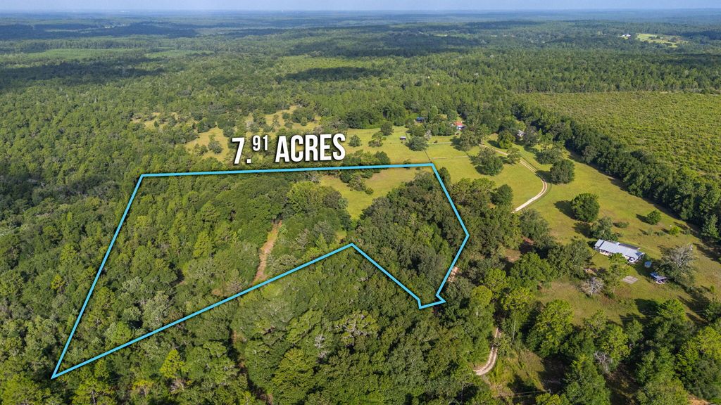 Image 6 of property listing at 512 Hickory Tree Lane, Crestview, FL 32539