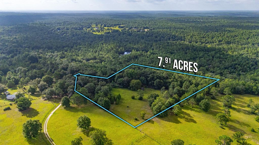 Image 8 of property listing at 512 Hickory Tree Lane, Crestview, FL 32539