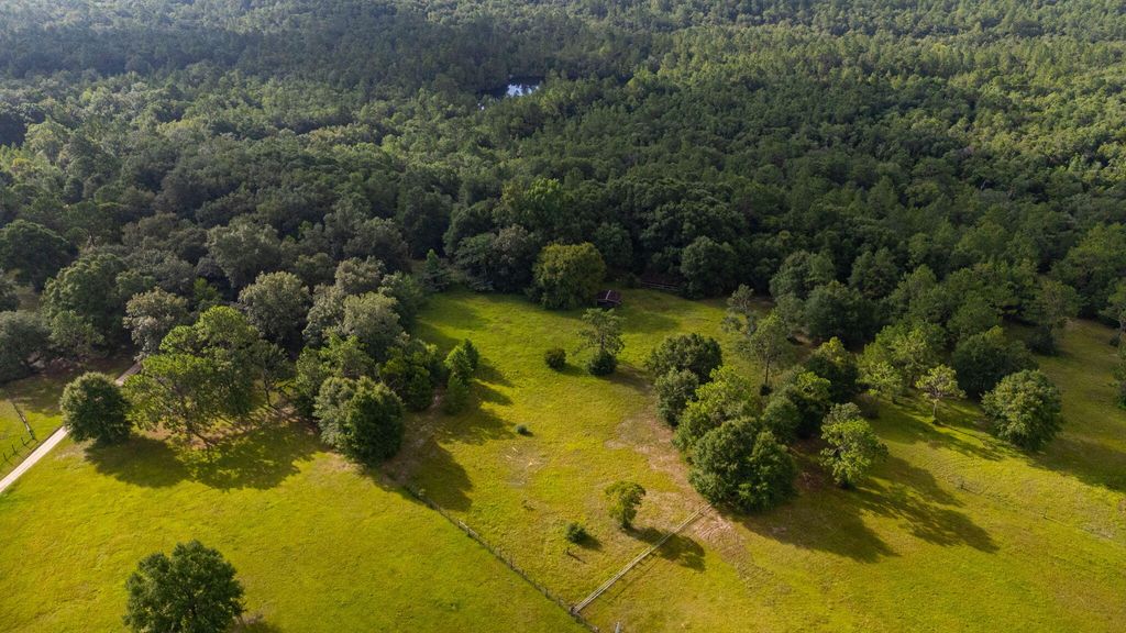 Image 9 of property listing at 512 Hickory Tree Lane, Crestview, FL 32539