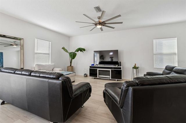 705 GARDEN OAKS SQUARE, Seffner, FL 33584