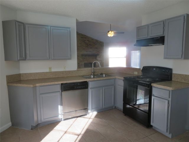 1031 Cresthaven Drive, Lancaster, TX 75134