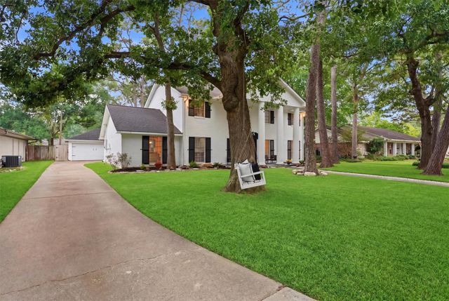 215 Whispering Oaks Drive, Seabrook, TX 77586