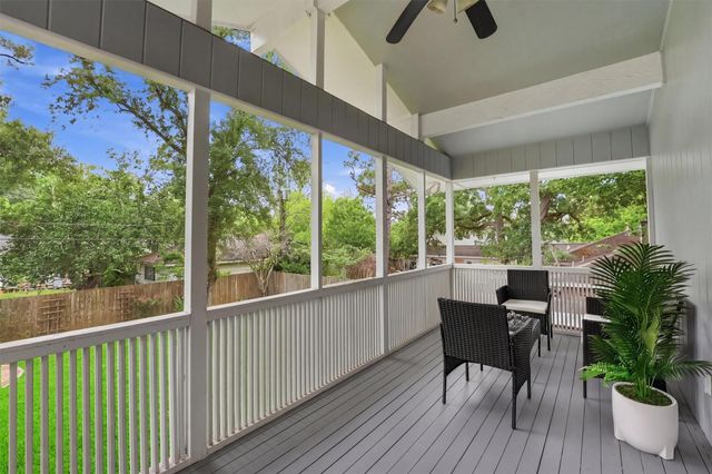 215 Whispering Oaks Drive, Seabrook, TX 77586
