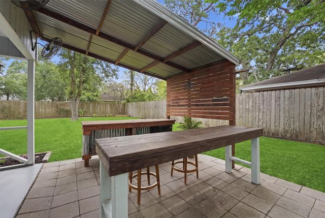 215 Whispering Oaks Drive, Seabrook, TX 77586