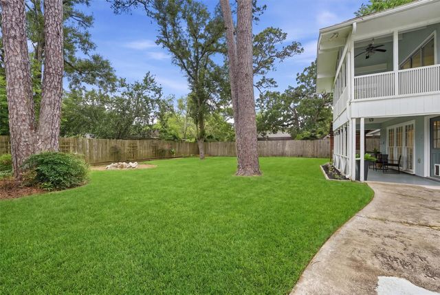 215 Whispering Oaks Drive, Seabrook, TX 77586