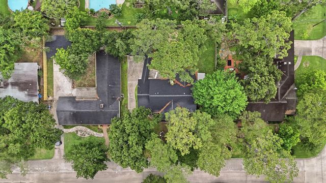 215 Whispering Oaks Drive, Seabrook, TX 77586