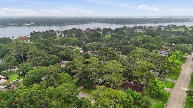 215 Whispering Oaks Drive, Seabrook, TX 77586