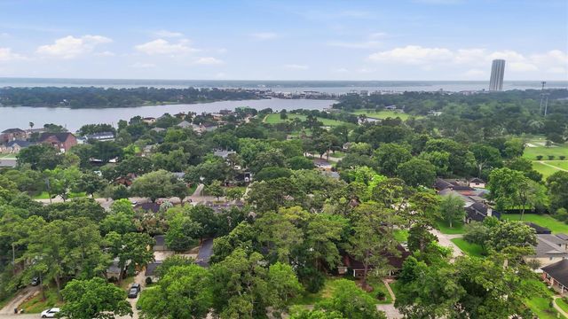 215 Whispering Oaks Drive, Seabrook, TX 77586