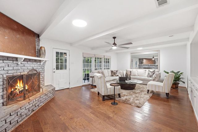 215 Whispering Oaks Drive, Seabrook, TX 77586