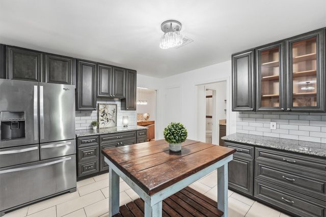 215 Whispering Oaks Drive, Seabrook, TX 77586
