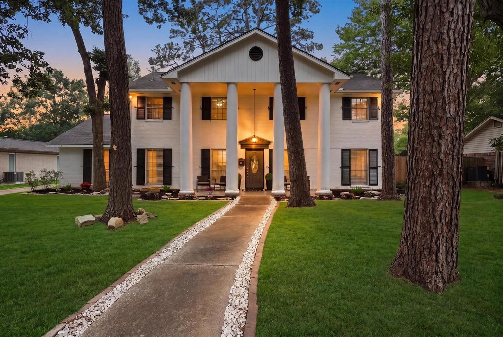 215 Whispering Oaks Drive, Seabrook, TX 77586