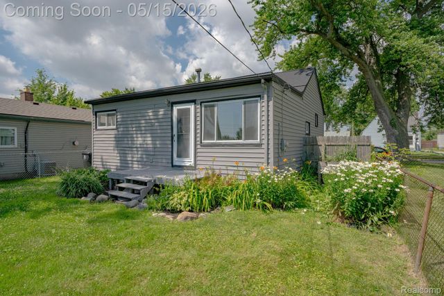27500 Tighe Street, Roseville, MI 48066