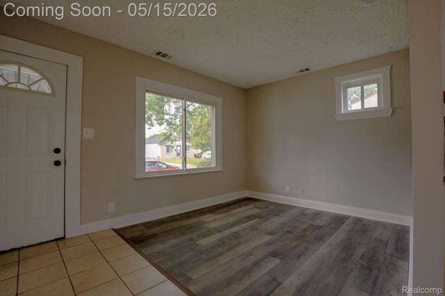 27500 Tighe Street, Roseville, MI 48066