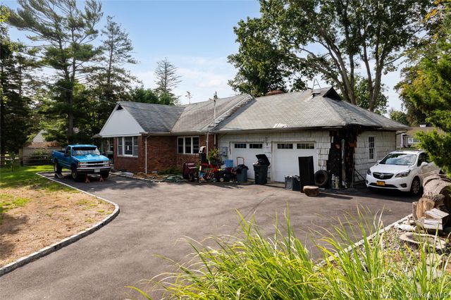 2 Gibb Lane, Islip, NY 11751