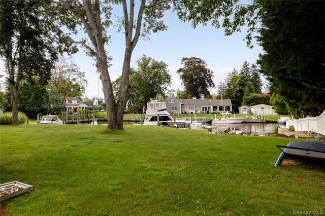 2 Gibb Lane, Islip, NY 11751