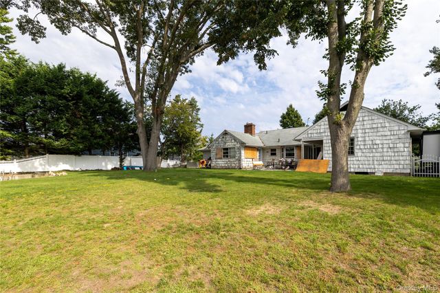 2 Gibb Lane, Islip, NY 11751