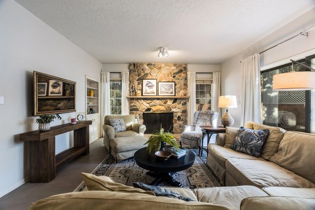 1809 Newton Place NE, Albuquerque, NM 87106