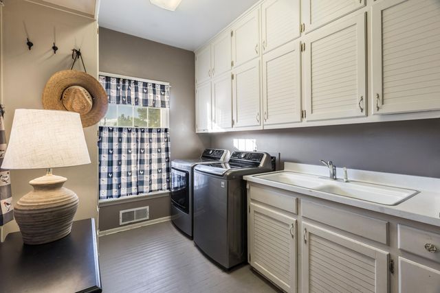 1809 Newton Place NE, Albuquerque, NM 87106