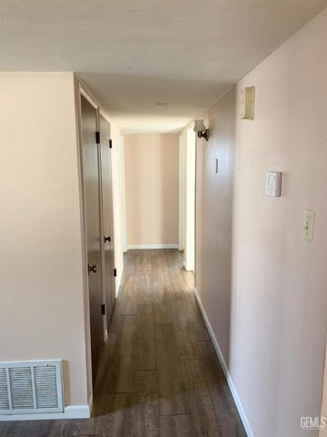 916 Alandale Avenue, Bakersfield, CA 93308