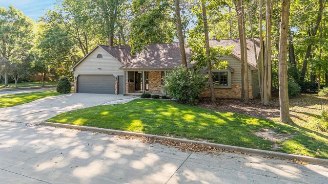 3225 S SCARLET OAK LANE, Appleton, WI 54915