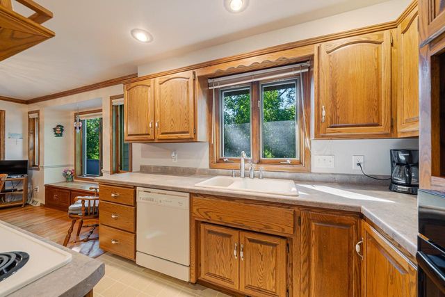 3225 S SCARLET OAK LANE, Appleton, WI 54915