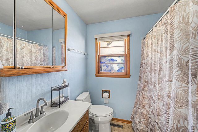 2479 Robin Rd, Salina, KS 67401