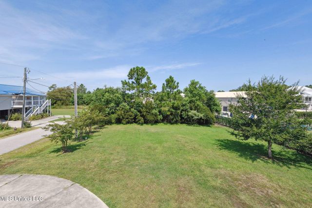 500 Fell Street, Waveland, MS 39576