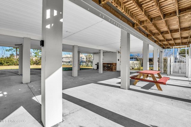 500 Fell Street, Waveland, MS 39576