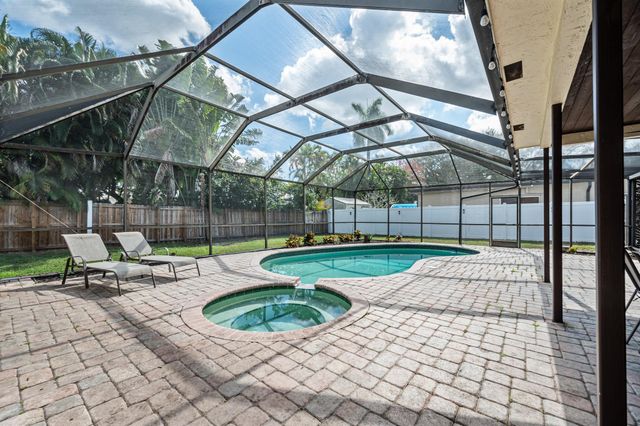 1940 SW 69th Ave, Plantation, FL 33317