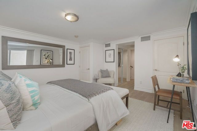 11723 Mayfield Avenue 4, Los Angeles, CA 90049