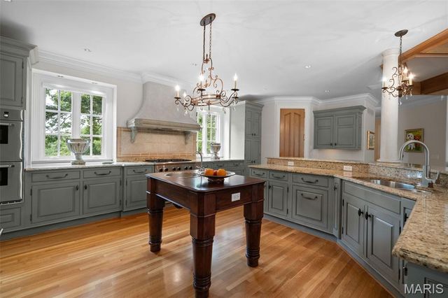 760 Kent Road, Ladue, MO 63124