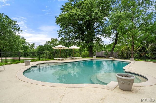 760 Kent Road, Ladue, MO 63124