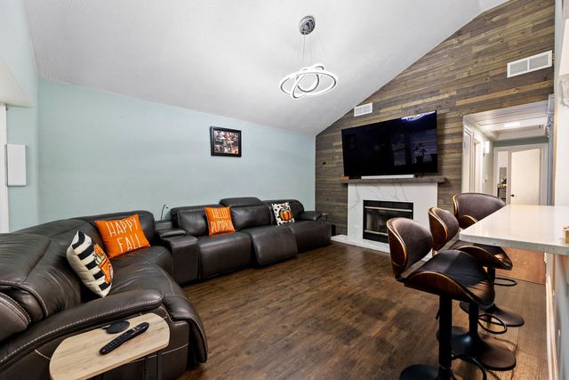 7656 W 80th Place, Bridgeview, IL 60455