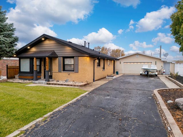 7656 W 80th Place, Bridgeview, IL 60455