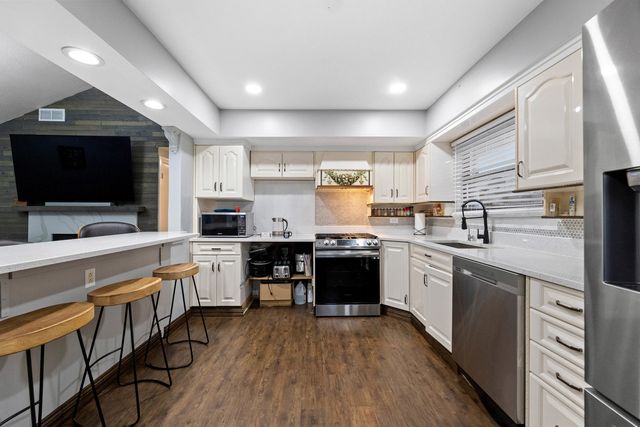 7656 W 80th Place, Bridgeview, IL 60455