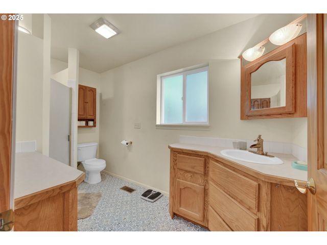 445 KALAPUYA Way, Cottage Grove, OR 97424