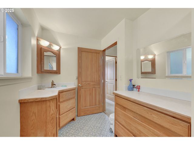 445 KALAPUYA Way, Cottage Grove, OR 97424