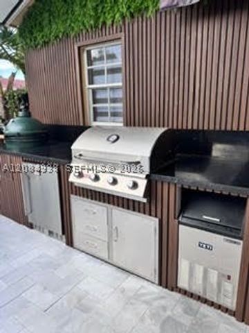 921 NE 213th Ter 3, Miami, FL 33179