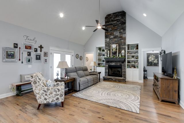 366 Lexington Cir, Manchester, TN 37355