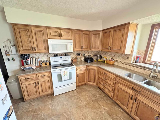 1984 Road D, Emporia, KS 66801