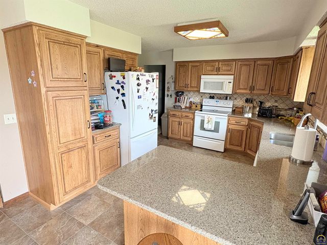 1984 Road D, Emporia, KS 66801