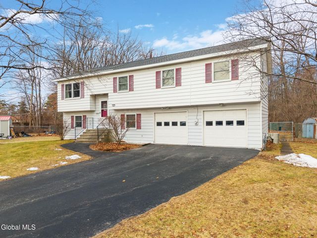 77 Bridle Path, Colonie, NY 12205