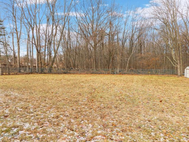 77 Bridle Path, Colonie, NY 12205